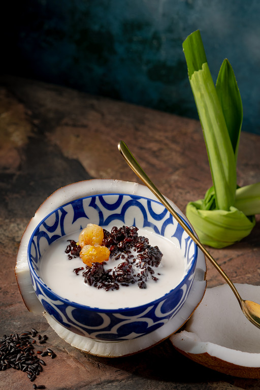 Bee Koe Moy — black glutinous rice porridge with longan